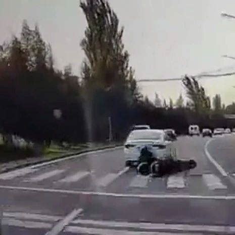 北京一轿车恶意别倒摩托车致女骑手受伤，肇事车主被行拘15日_郝先生