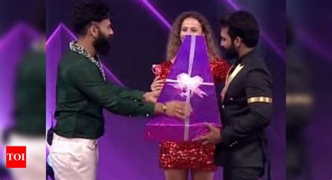 Host Ohmkar leaves Akhil Sarthak overwhelmed with a 'surprise gift ...