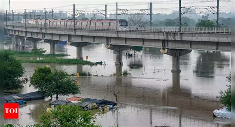 Ito: Delhi: Army engineers called in to plug ITO breach; Yamuna begins ...