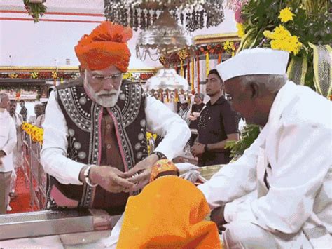PM Modi's Gujarat visit: Meets migrants of Bihar after NDA's landslide ...