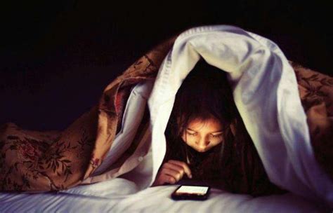 睡前玩手机会导致视力下降吗