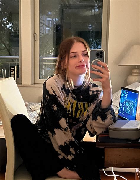 TW Pornstars - Reislin |NSFW| ONLYFANS. Twitter. I think I'm not supposed to be in a ...