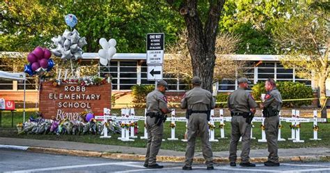 Police waited for nearly an hour outside Texas classroom before ...