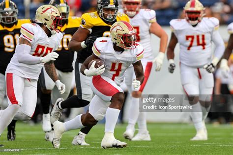 Birmingham Stallions running back Zaquandre White runs the football ...