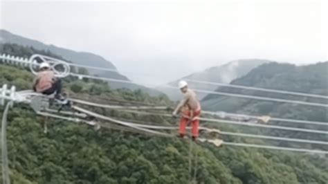 战高温 保生产 看电力工人带电高空作业挥汗如雨-温岭新闻网