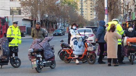 冬天警察查头盔（电动自行车）China Police checking helmets in the winter - YouTube