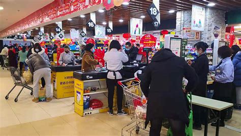 【图片新闻】兰州市民在上海华联超市红星美凯龙店购买生活必需品_文化旅游_甘肃文化产业网