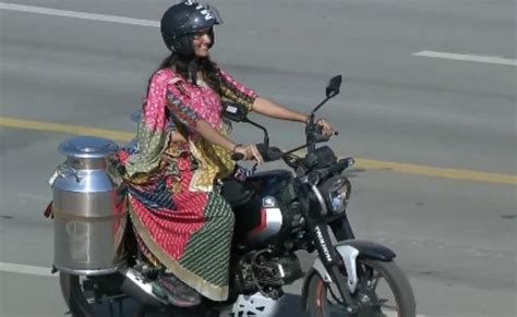 Republic Day 2025 : "बाइक पर दूध बेचने जाते हुए दिखी लड़की..." पशुपालन ...