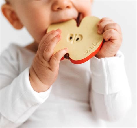 Oli & Carol Pepita The Apple Natural Rubber Teether Red 0M+