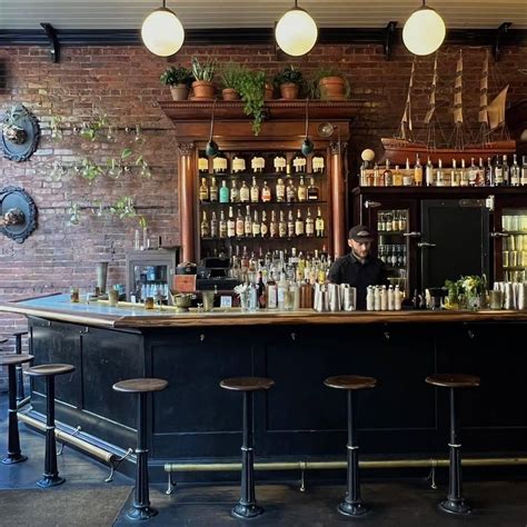 12 Best Bars in Seattle For A Drink (+ What To Order)