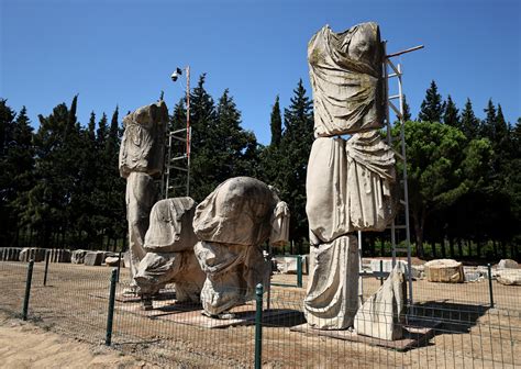 Statues of Greek gods to regain former look in Türkiye's Claros | Daily Sabah