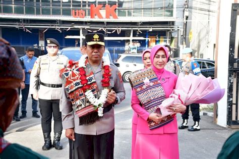 Tradisi Adat dan Kehormatan Iringi Kedatangan Kapolda NTT yang Baru di ...
