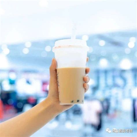 女性顾客在奶茶店喝奶茶元素素材下载-正版素材401931698-摄图网