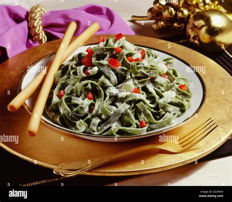 Spinach fettuccine alfredo pasta in a holiday setting Stock Photo - Alamy