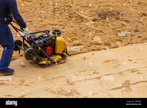 Using a Vibrating Plate Compactor On Sand 的图像结果