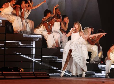 Taylor Swift Dancers Copy Her NFL Reactions in So High School Routine ...