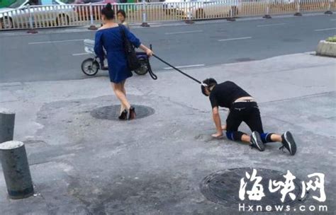 小伙脖子拴绳被女子牵着当街爬行 被称是狗(图)|爬行|拴绳_新浪新闻