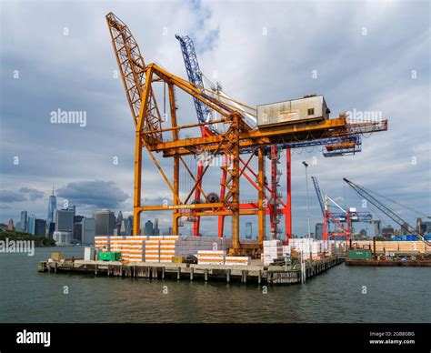 Containerships new york hi-res stock photography and images - Alamy