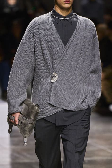 Fendi Fall/Winter 2024 สร้างรูปลักษณ์ใหม่ที่ทำให้ชิ้นคลาสสิกไม่ธรรมดา ...