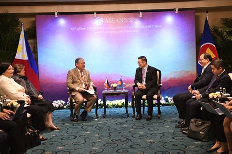 Secretary-General of ASEAN meets with Philippine Secretary of Foreign Affairs - ASEAN Main Portal
