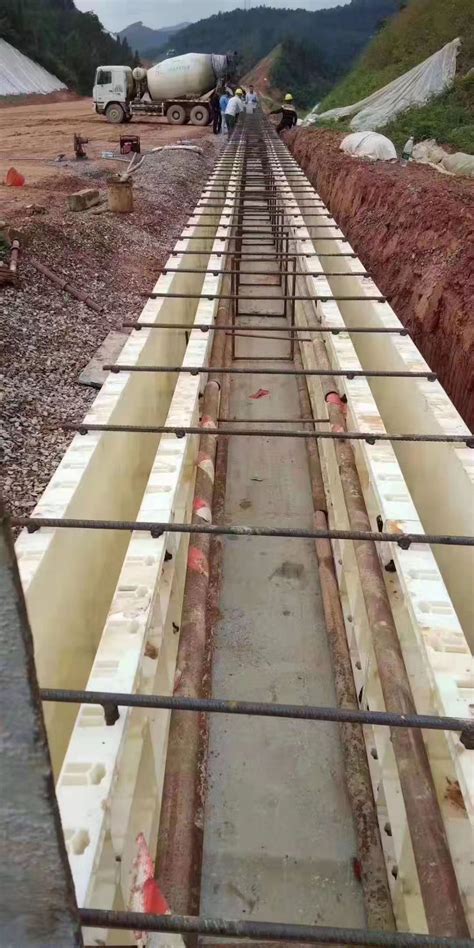 排水沟模板 现浇混凝土排水沟模板 施工现场支模浇筑效果
