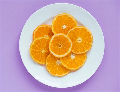 Closeup of a plate of sliced juicy orange | Free Photo