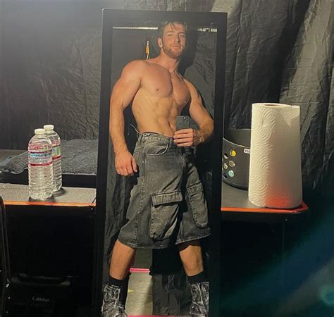 Jonah Almanzar: El sensual chico que acompaña a RBD en conciertos - Homosensual