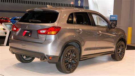 Mitsubishi shows new 2017 Outlander Sport LE trim ahead of Chicago debut