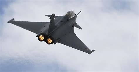France makes 'final offer' of $8.56 billion in Rafale fighter jet deal ...