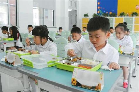 济南中小学配餐“样本”来了！10元吃饱、专业配送、定制食谱……