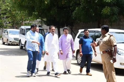 I-T dept raids Karnataka minister hosting Gujarat Congress MLAs in ...