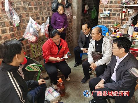 平果市果化镇法律顾问走访贫困户助力脱贫攻坚 - 广西县域经济网