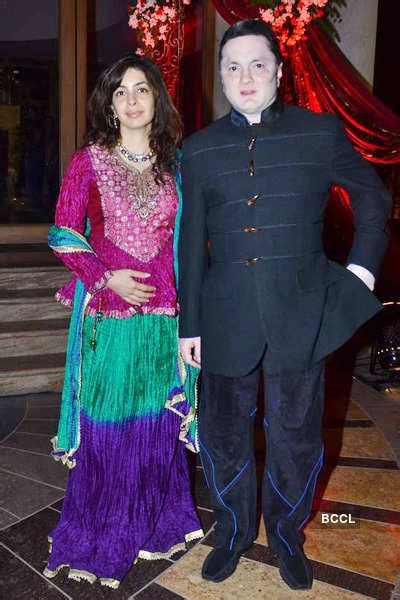 Manoj Bidwai with wife Ravee Gupta during the sangeet ceremony of ...