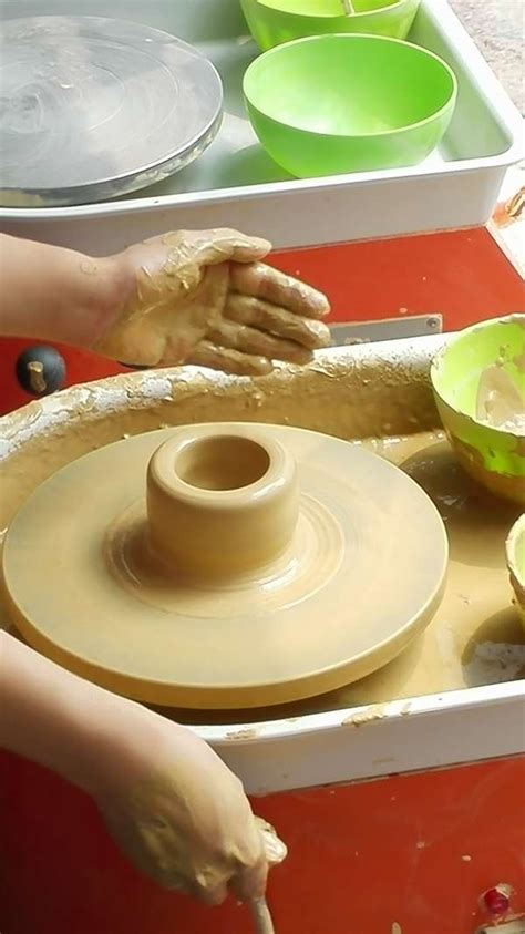 陶工在陶轮上做陶罐图片-陶工用陶土在陶轮上手工制作素材-高清图片-摄影照片-寻图免费打包下载