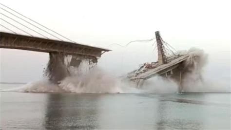 印度一在建大桥再度坍塌 现场目击者拍下了坍塌时的画面_军事频道_中华网
