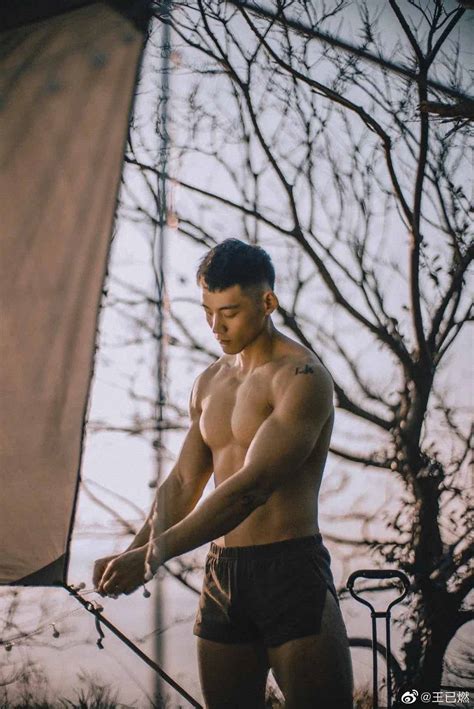谢梓秋镜头下的肌肉男：王已燃的秋冬露营写真大揭秘！-小蓝短视频