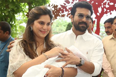 Ram Charan : మెగా ప్రిన్సెస్‌తో రామ్ చరణ్, ఉపాసన దంపతులు.. ఫోటోలు ...