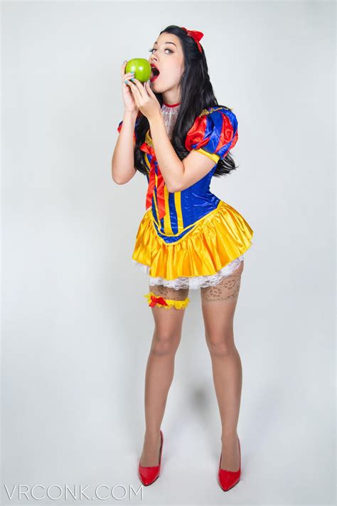 Snow White by Alex Coal : r/cosplaygirls