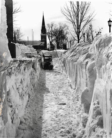 Blizzard of 1977 - Washington Street - memoryln.net