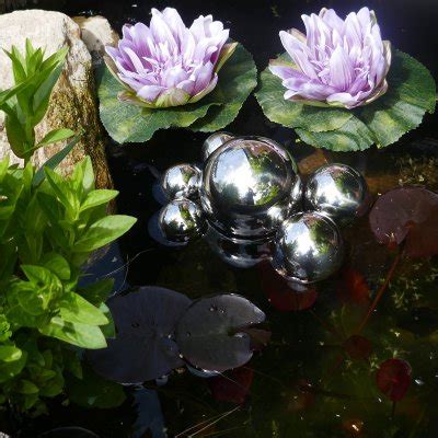 Miniteich Deko mit 2 künstlichen Seerosen lila - Schwimmkugeln in si