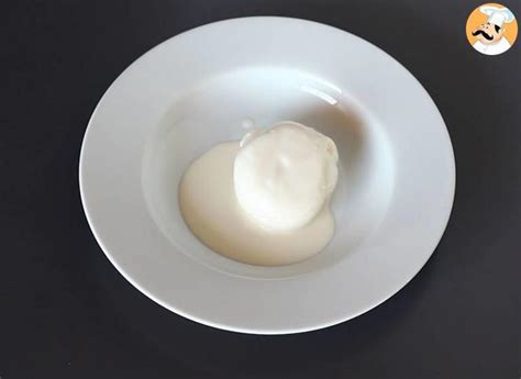 Homemade stracciatella, easy, cheap and quick recipe for burrata cream