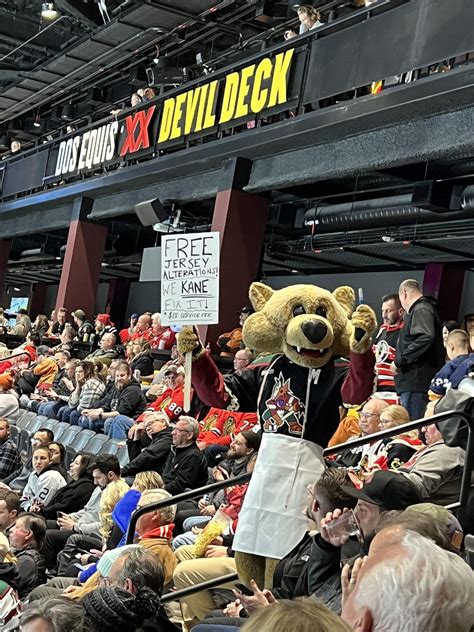 Arizona Coyote calling out Kaner at the Yotes vs Hawks game : r/chicago