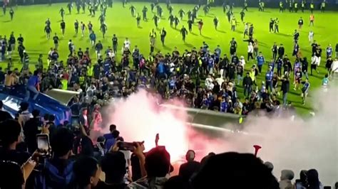印尼足球賽球迷衝突 警驅離反釀踩踏意外至少174死【更新】 ｜ 公視新聞網 PNN