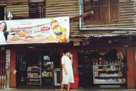 Local Store Outside 的图像结果