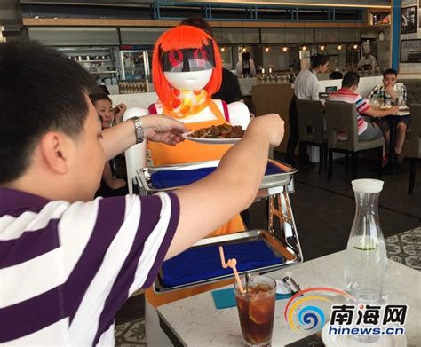 海口一餐厅启用机器人服务员 会说话能传菜[组图]-新闻中心-南海网