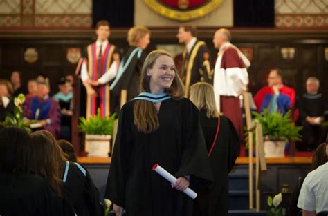 加拿大女王大学邀请2020届、2021届毕业生赴金斯顿参加毕业典礼 – 加拿大多伦多新飞扬留学