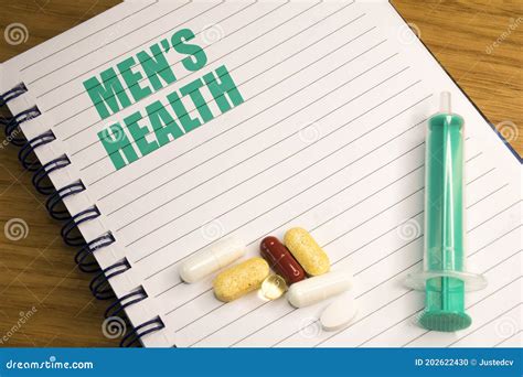 Píldoras Coloridas Para La Salud Y Una Jeringa Verde Foto de archivo ...