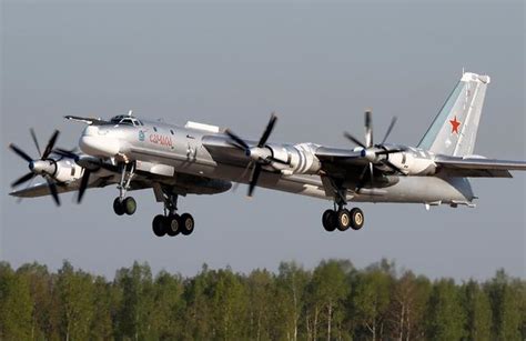 俄军图95轰炸机坠毁 5人逃生2名飞行员遇难|图95|俄军|坠毁_新浪军事