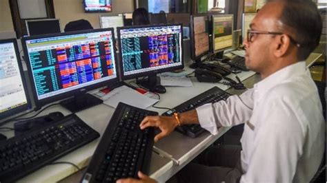 आखिरी दिन बाजार में रौनक,सेंसेक्स 2200 अंक रिकवर, निफ्टी 8,750 अंक पर ...