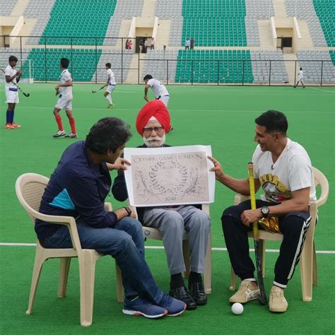Akshay Kumar meets Balbir Singh, the living legend from the 1948 Gold ...